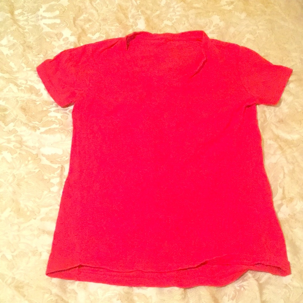 I’m selling a cute little kid shirt😎
